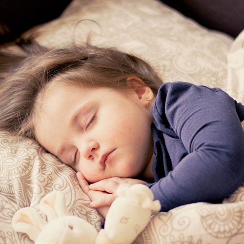  une maman avec son bébé pharmacie Gambetta